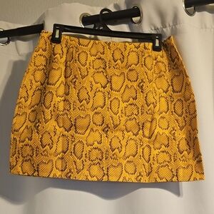 Chic Yellow Snake Print Mini Skirt
